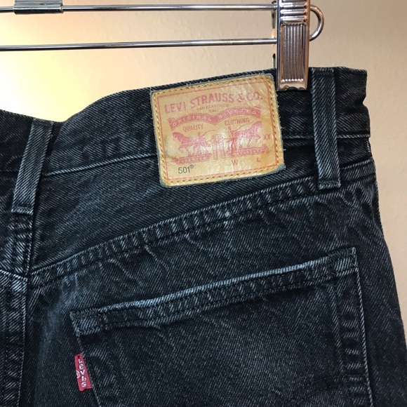 Women Levi three button black shorts - Picture 4 of 5